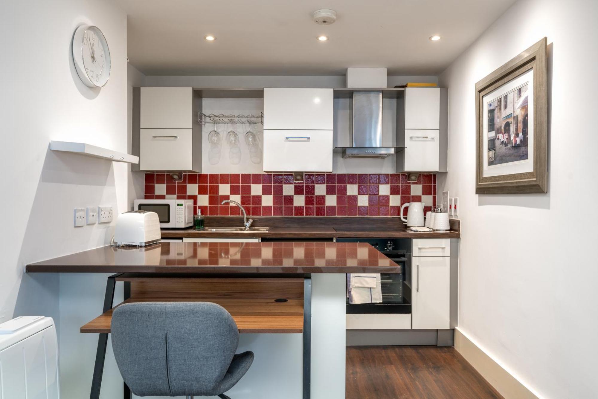 Riverside 1 Bed Basement Flat Near Hampton Court Palace Molesey Dış mekan fotoğraf