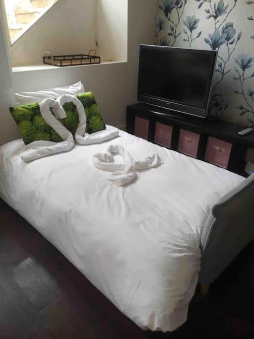 Riverside 1 Bed Basement Flat Near Hampton Court Palace Molesey Dış mekan fotoğraf