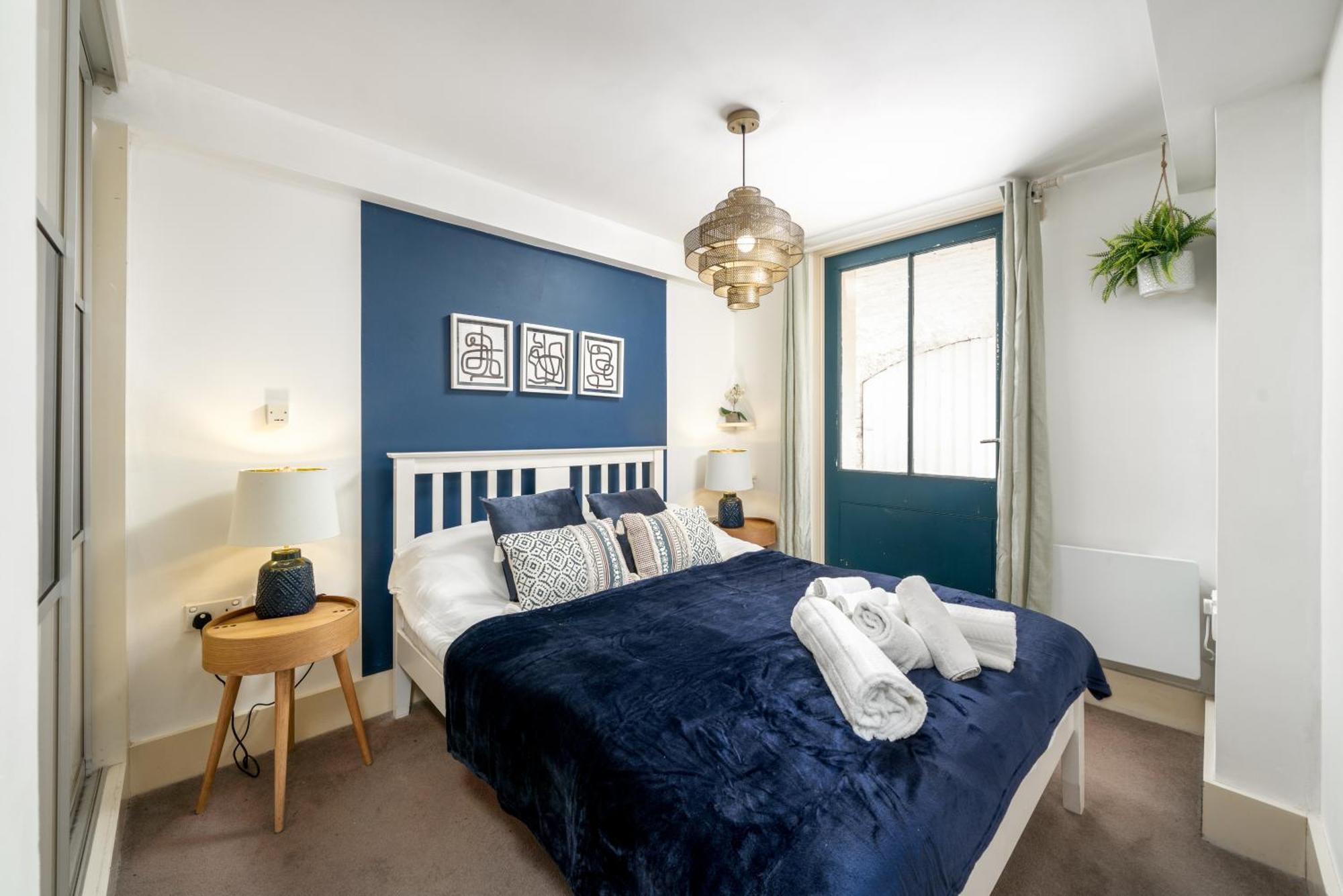 Riverside 1 Bed Basement Flat Near Hampton Court Palace Molesey Dış mekan fotoğraf